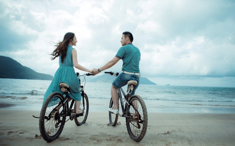 miłość od pierwszego wejrzenia, para na rowerach
